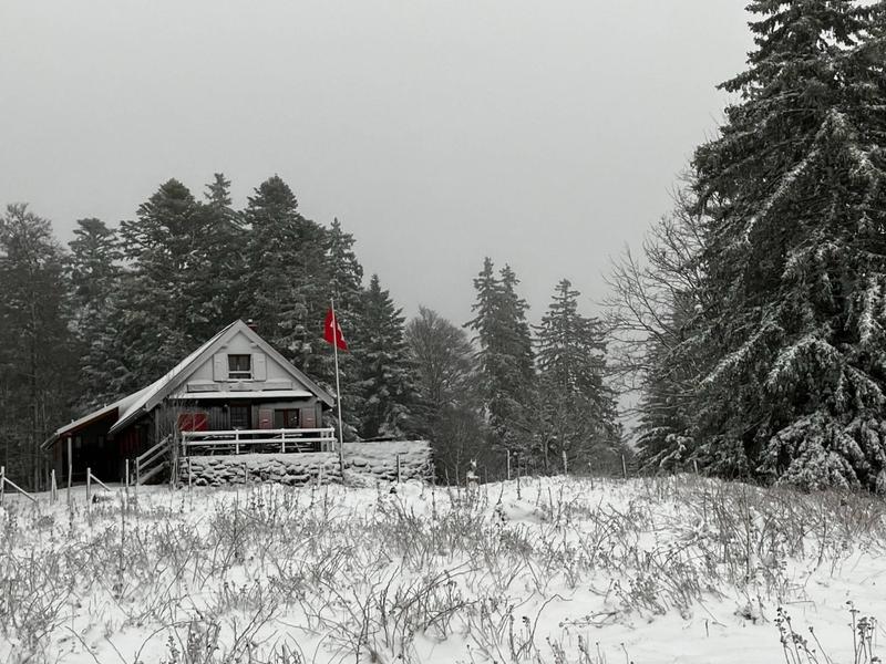 Cabane de Rochefort sous la neige